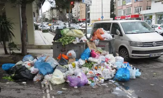 Foto - Vatandaş CHP'li belediyeye isyan etti! Kadıköy çöp kokusundan geçilmiyor