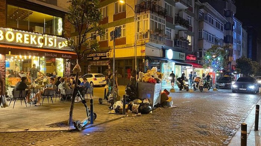 Foto - Vatandaş CHP'li belediyeye isyan etti! Kadıköy çöp kokusundan geçilmiyor