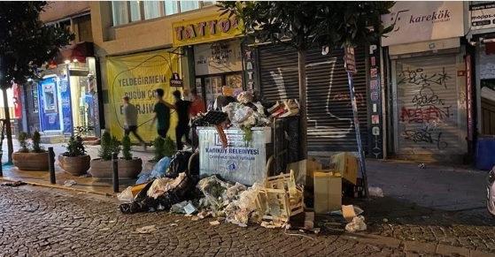 Vatandaş CHP'li belediyeye isyan etti! Kadıköy çöp kokusundan geçilmiyor