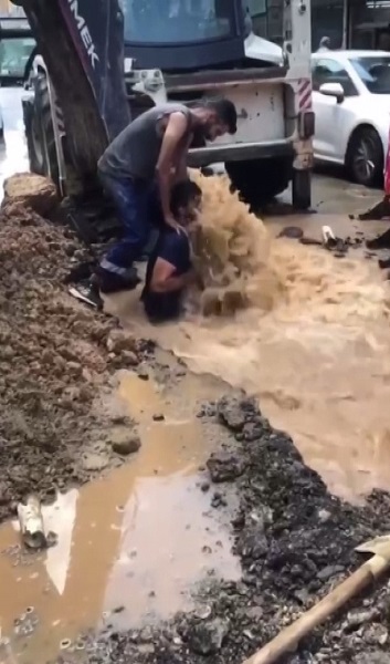 Foto - Vatandaş İSKİ’deki son durumu böyle özetledi! ‘Millet aya gidiyor bizim millet yaya gidiyor’