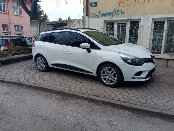 Foto - Vatandaş isyanda! Yürüyecek kaldırım yok