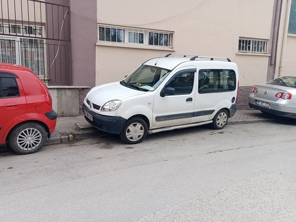 Foto - Vatandaş isyanda! Yürüyecek kaldırım yok