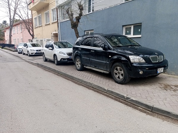 Foto - Vatandaş isyanda! Yürüyecek kaldırım yok