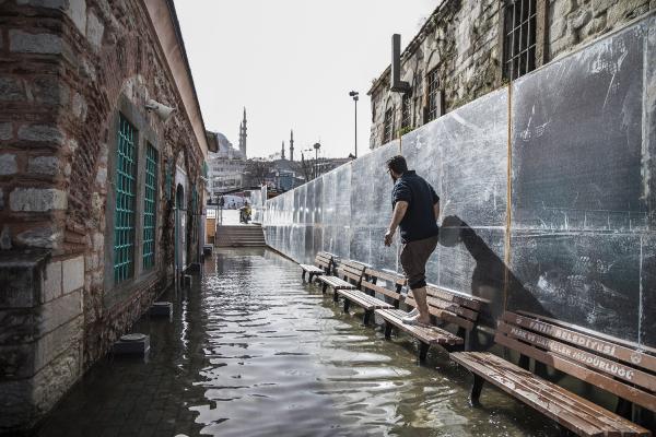 Foto - Vatandaş mağdur oldu, tarihi camiyi denizanaları bastı!