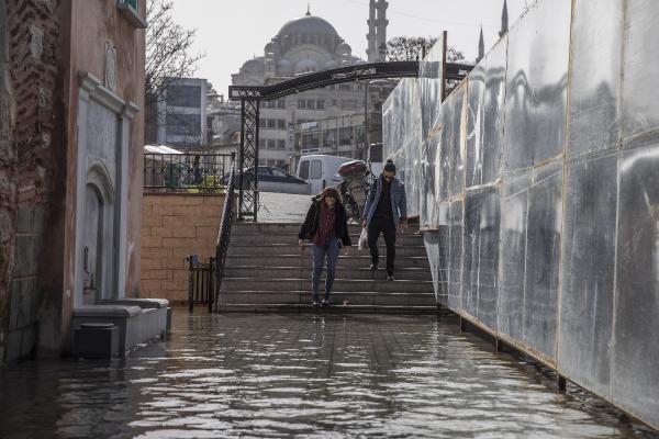 Foto - Vatandaş mağdur oldu, tarihi camiyi denizanaları bastı!
