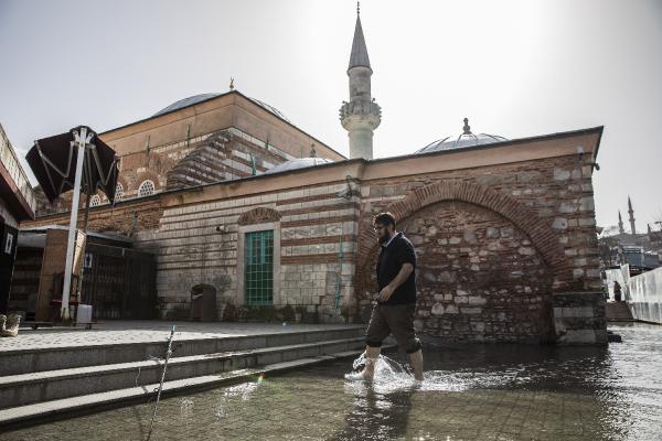 Vatandaş mağdur oldu, tarihi camiyi denizanaları bastı!