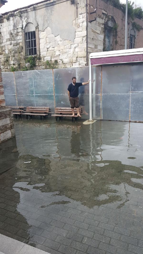 Foto - Vatandaş mağdur oldu, tarihi camiyi denizanaları bastı!