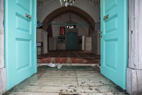 Foto - Vatandaş mağdur oldu, tarihi camiyi denizanaları bastı!