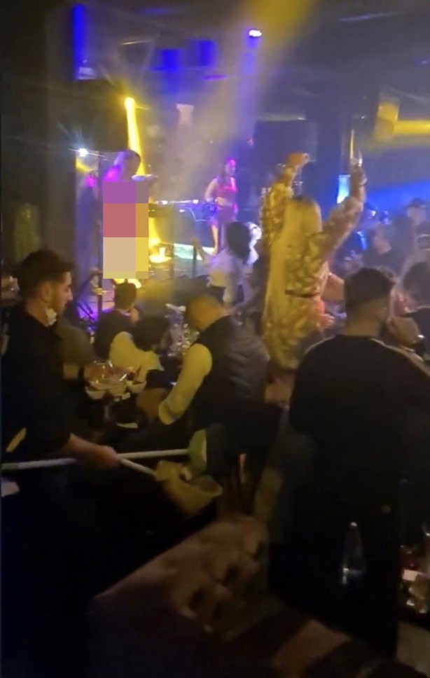 Foto - Vatandaş salgın yayılmasın diye evinden çıkmazken…! Ahlaksızlar parti yapıp eğlendiler