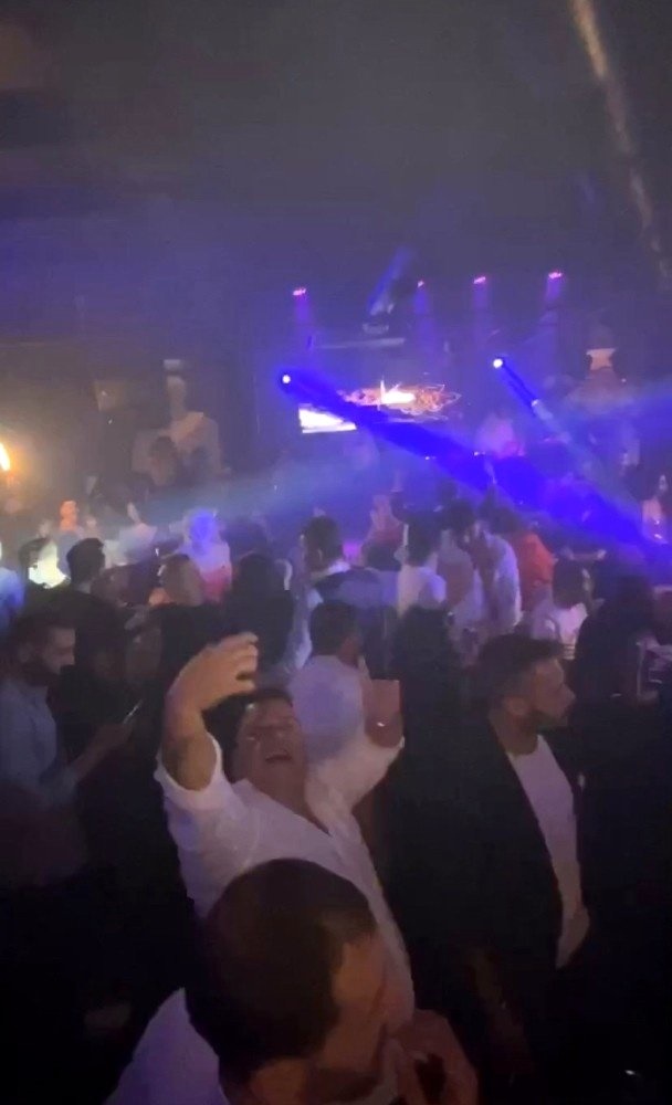 Foto - Vatandaş salgın yayılmasın diye evinden çıkmazken…! Ahlaksızlar parti yapıp eğlendiler