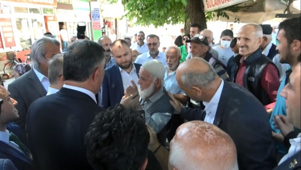 Vatandaş sokağa inen Davutoğlu’na ayar verdi