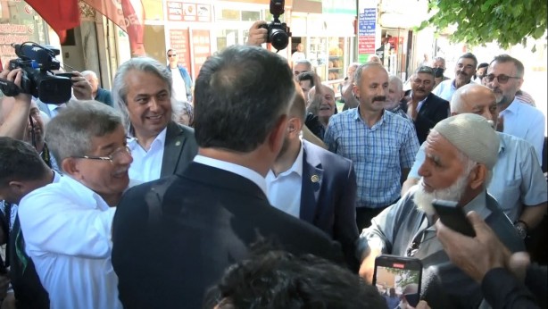 Foto - Vatandaş sokağa inen Davutoğlu’na ayar verdi