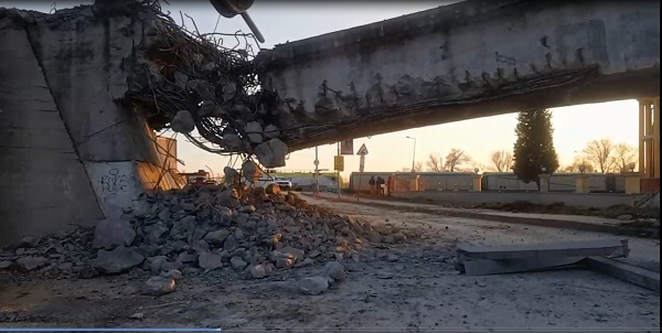 Foto - Vatandaşlar adeta birbirleriyle yarıştı! Asırlık üst geçit böyle yıkıldı