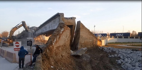 Foto - Vatandaşlar adeta birbirleriyle yarıştı! Asırlık üst geçit böyle yıkıldı