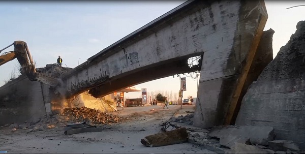 Foto - Vatandaşlar adeta birbirleriyle yarıştı! Asırlık üst geçit böyle yıkıldı