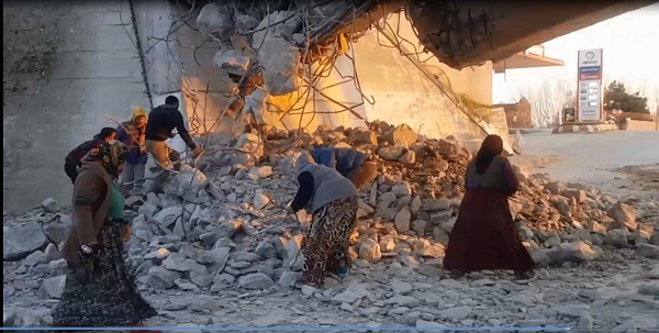 Foto - Vatandaşlar adeta birbirleriyle yarıştı! Asırlık üst geçit böyle yıkıldı