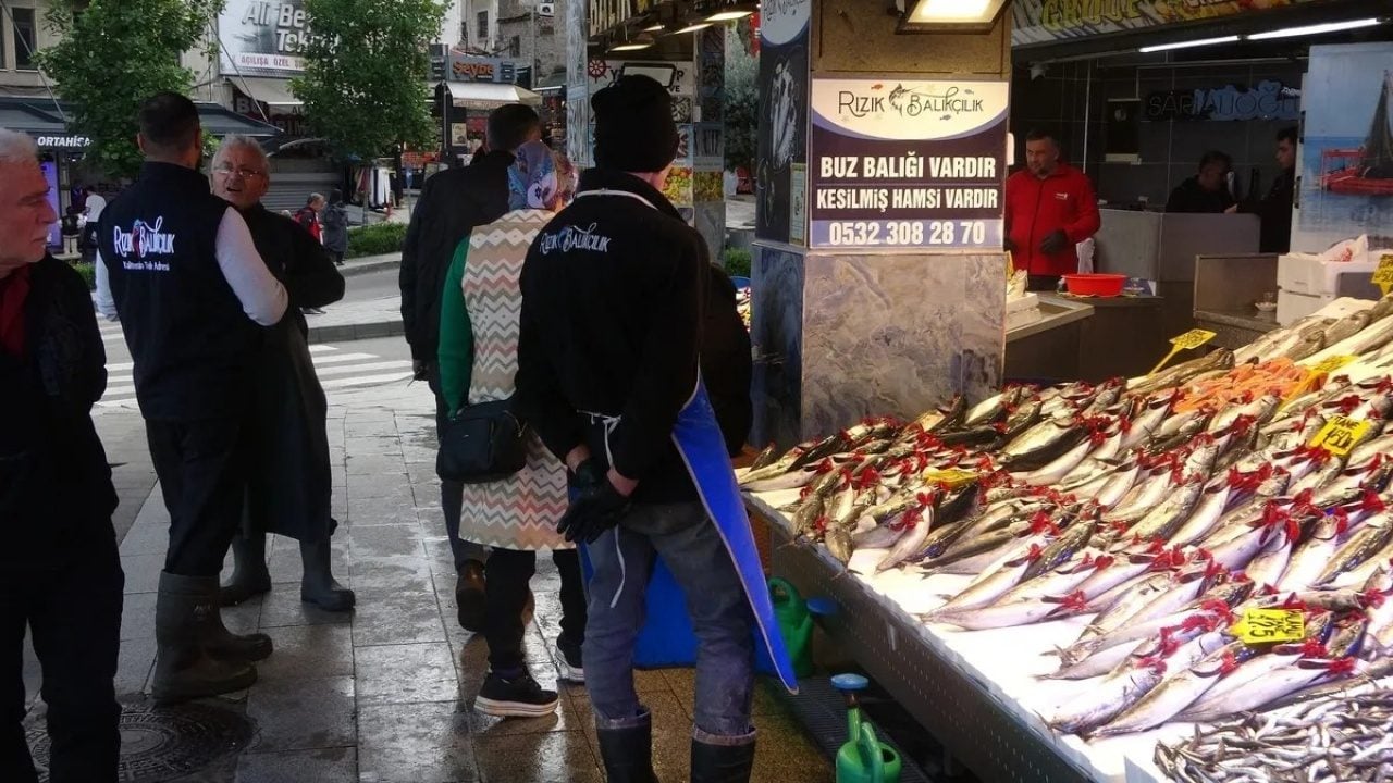 Foto - Vatandaşlar balıkçı tezgâhlarına akın ediyor!