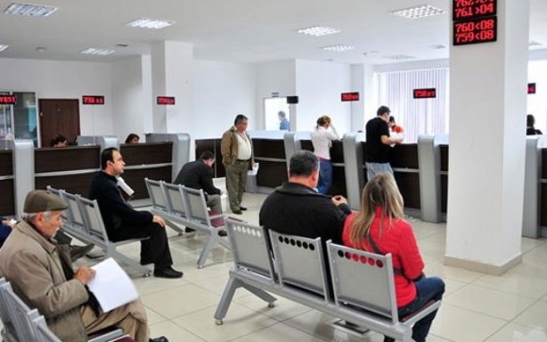 Vatandaşlar bankalara akın etti! Herkes varını yoğunu, parasını oraya koyuyor