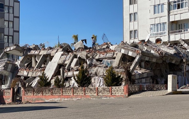 Foto - Vatandaşlar hasar görmüş binalardan eşyalarını kurtarmaya çalışıyor!