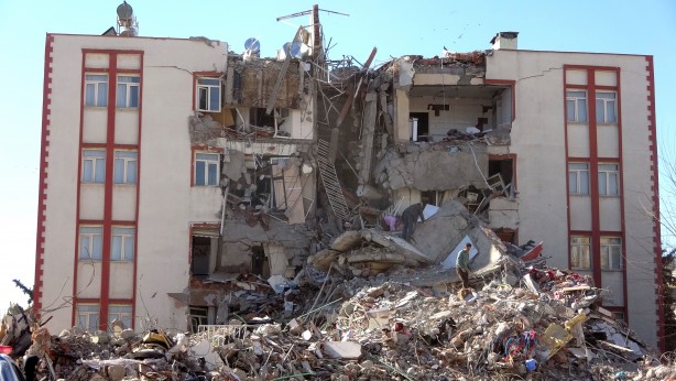 Foto - Vatandaşlar hasar görmüş binalardan eşyalarını kurtarmaya çalışıyor!