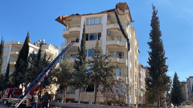 Foto - Vatandaşlar hasar görmüş binalardan eşyalarını kurtarmaya çalışıyor!