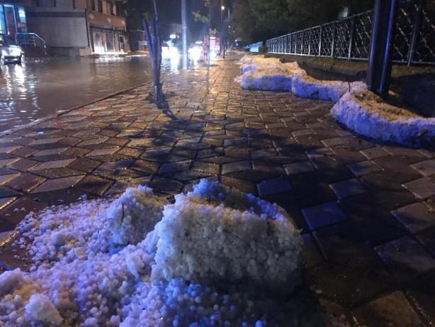 Foto - Vatandaşlar hazırlıksız yakalandı! Önce yağmurun vurduğu ilçe beyaza büründü