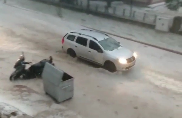 Foto - Vatandaşlar hazırlıksız yakalandı! Önce yağmurun vurduğu ilçe beyaza büründü