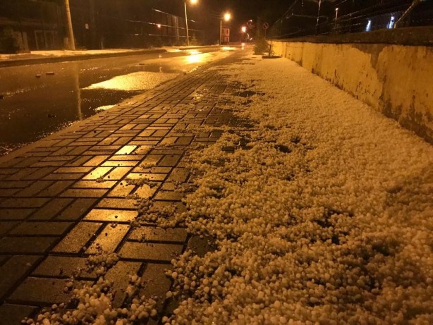 Foto - Vatandaşlar hazırlıksız yakalandı! Önce yağmurun vurduğu ilçe beyaza büründü