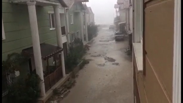 Foto - Vatandaşlar hazırlıksız yakalandı! Önce yağmurun vurduğu ilçe beyaza büründü
