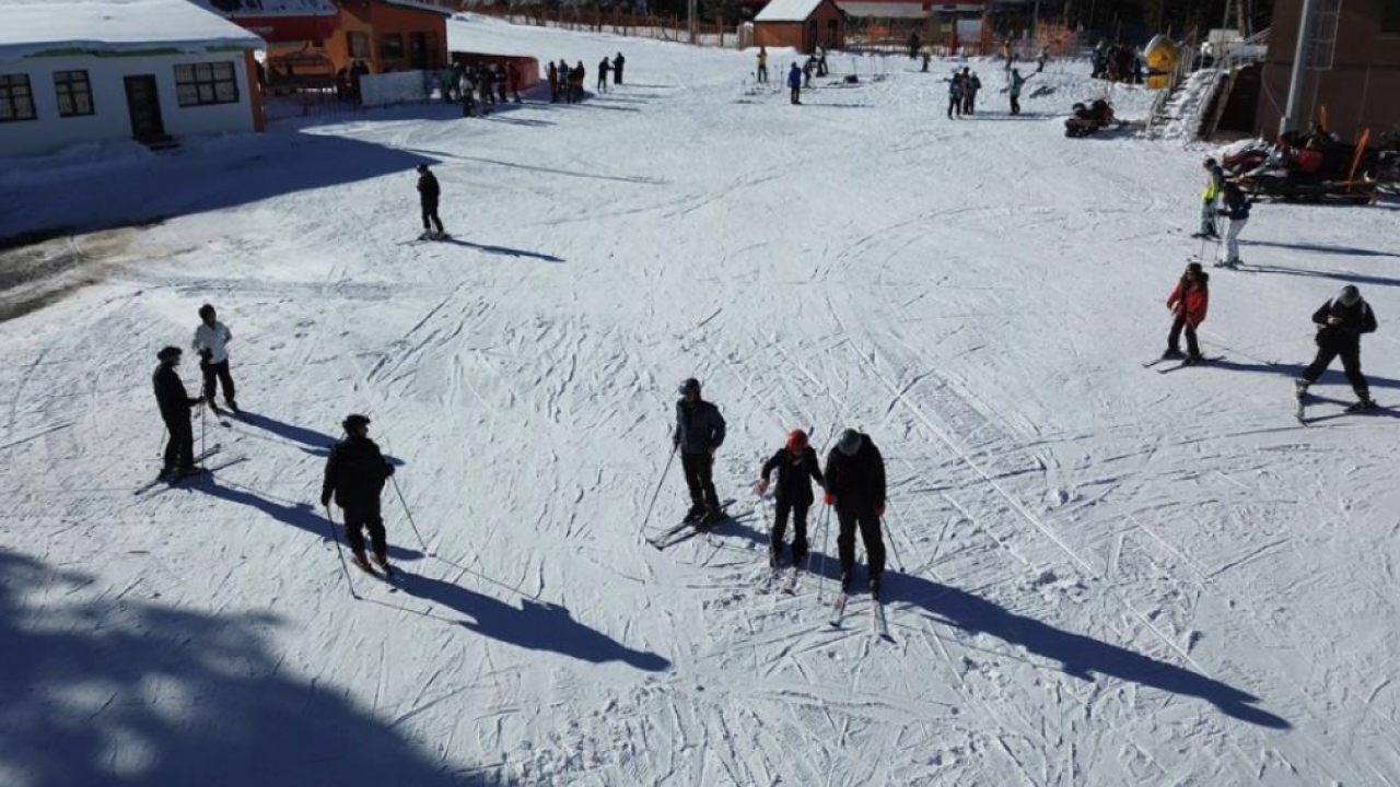 Vatandaşlar ilgi gösterdi! Sarıkamış'ta pistler cıvıl cıvıl