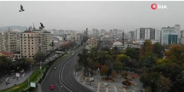 Foto - Vatandaşlar kısıtlamayı yanlış anladı! Sokaklarda in cin top oynuyor