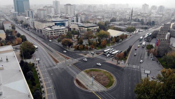 Foto - Vatandaşlar kısıtlamayı yanlış anladı! Sokaklarda in cin top oynuyor