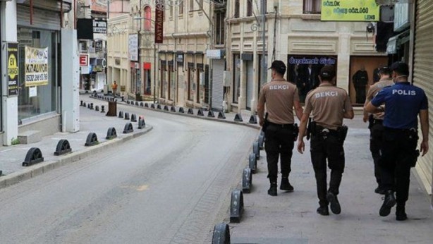 Foto - Vatandaşlar kısıtlamayı yanlış anladı! Sokaklarda in cin top oynuyor