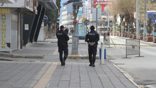 Foto - Vatandaşlar kısıtlamayı yanlış anladı! Sokaklarda in cin top oynuyor