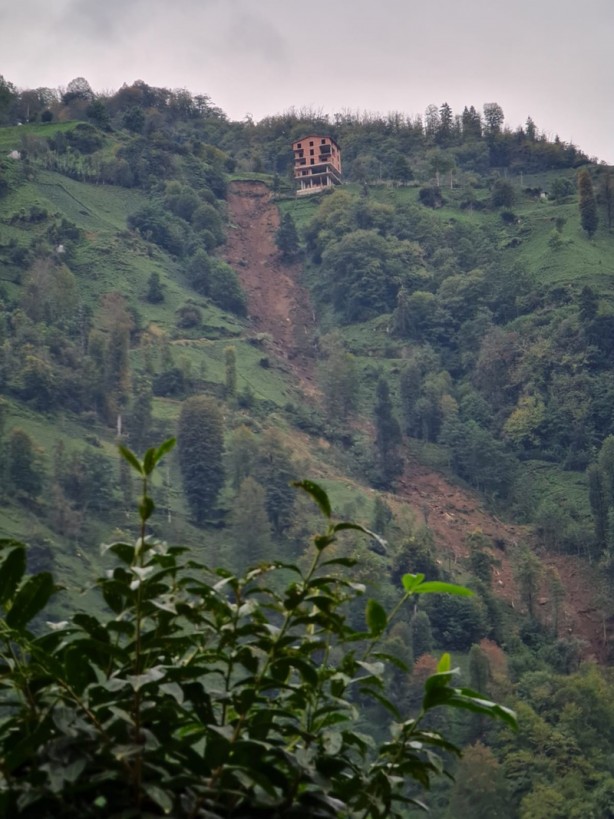 Foto - Vatandaşlar korku dolu anlar yaşadı! Rize'de heyelan