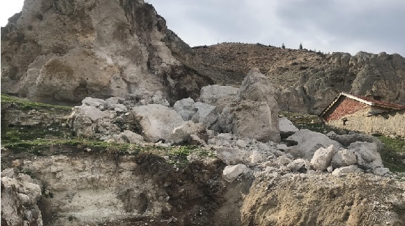 Foto - Vatandaşlar panik halinde! Fay hattının başladığı dağdan kayalar koptu