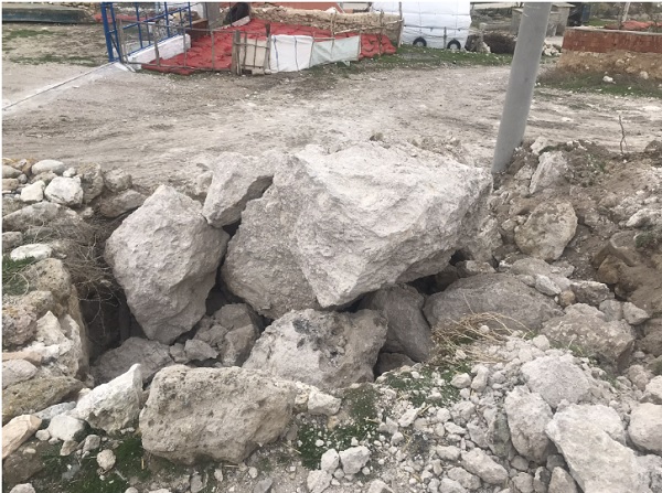 Foto - Vatandaşlar panik halinde! Fay hattının başladığı dağdan kayalar koptu