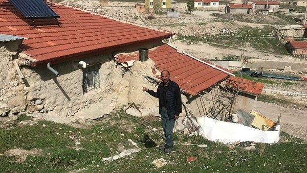 Foto - Vatandaşlar panik halinde! Fay hattının başladığı dağdan kayalar koptu