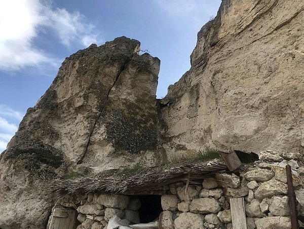 Foto - Vatandaşlar panik halinde! Fay hattının başladığı dağdan kayalar koptu