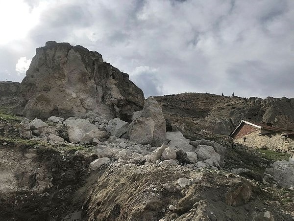 Foto - Vatandaşlar panik halinde! Fay hattının başladığı dağdan kayalar koptu