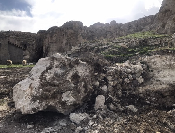 Foto - Vatandaşlar panik halinde! Fay hattının başladığı dağdan kayalar koptu