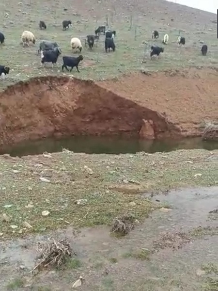 Foto - Vatandaşlar şaşkın! Depremin ardından oluştu