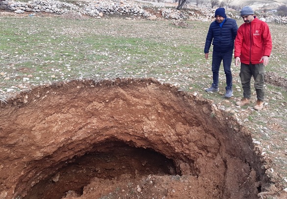 Vatandaşlar şaşkın! Depremin ardından oluştu