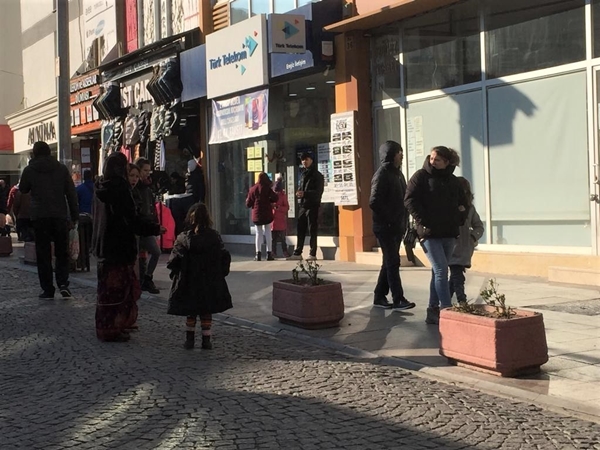 Foto - Vatandaşlar tepkili... Para dilenerek yol boyunca takip ediyorlar