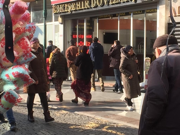 Foto - Vatandaşlar tepkili... Para dilenerek yol boyunca takip ediyorlar