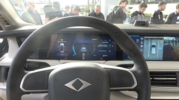 Foto - Vatandaşlar TOGG'u görmek için resmen akın etti: Eşim tüm malvarlığını satıp alacak!