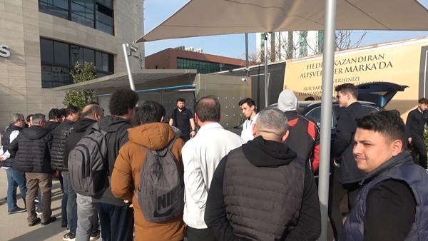 Foto - Vatandaşlar TOGG'u görmek için resmen akın etti: Eşim tüm malvarlığını satıp alacak!