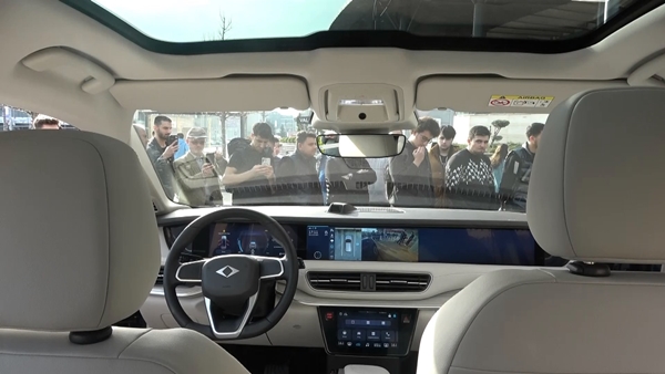 Foto - Vatandaşlar TOGG'u görmek için resmen akın etti: Eşim tüm malvarlığını satıp alacak!