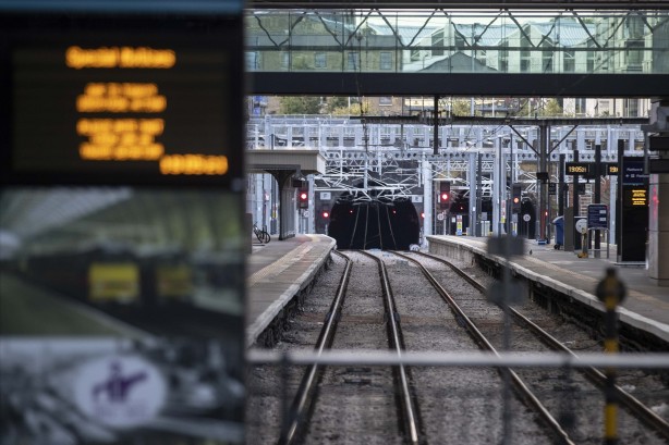 Vatandaşlar tüm planlarını değiştiriyor! İngiltere'yi sarsan karar