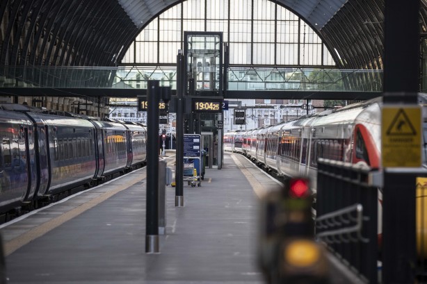 Foto - Vatandaşlar tüm planlarını değiştiriyor! İngiltere'yi sarsan karar